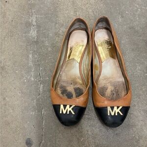Michael Kors Women's Tan and Black Flats hayley cap toe ballerina flats